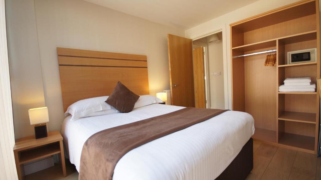 Crompton Court Apartments London Room photo