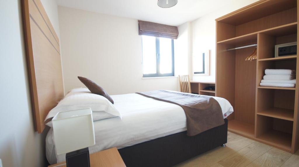 Crompton Court Apartments London Room photo